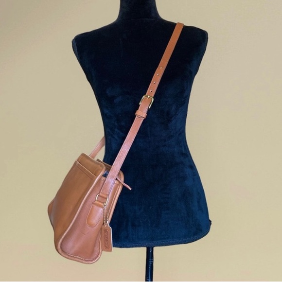 Vintage COACH Swagger British Tan Leather New York City Crossbody Shoulder Bag - Picture 7 of 16